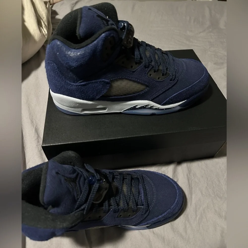 - Jordan 5 Navy